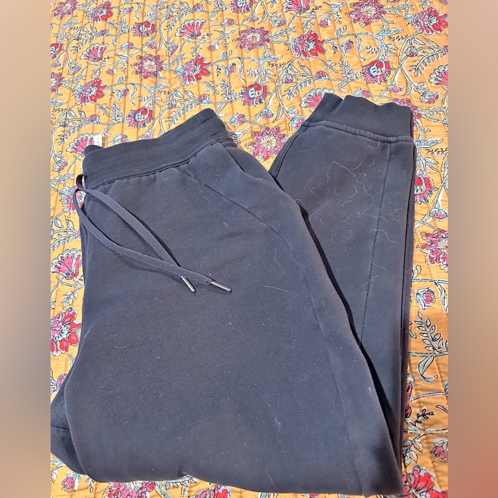 EUC lululemon black scuba fleece joggers, sz 12